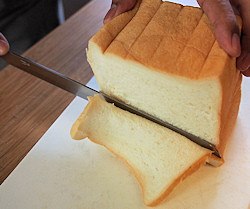 タダフサでパンをスライスしている様子。薄くスライス出来ている。