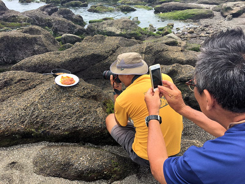 完成したスキレット料理を撮影する、舵社カメラマンの宮崎さん。