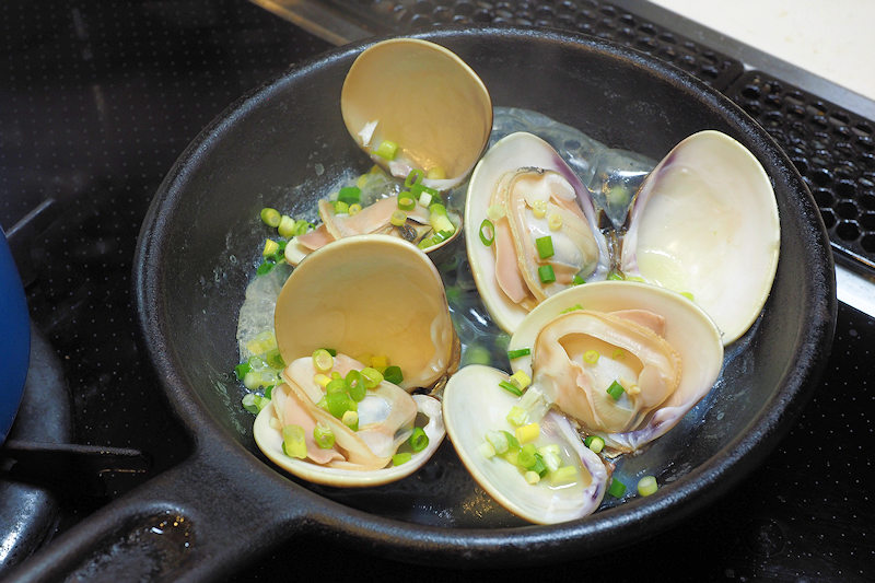 スキレットで湘南ハマグリの酒蒸し