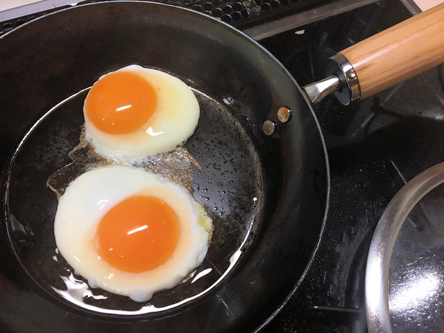 鉄フライパン　aom（アオム）で目玉焼きを焼く様子