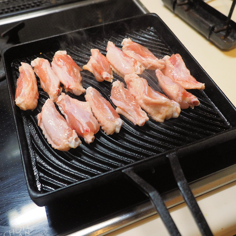 鶏手羽中をプロアルテ・グリルパンで塩焼きに。