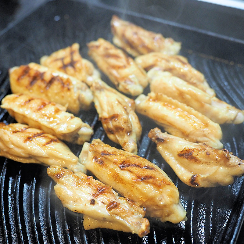 焼き面を２～3回変えて焼けばこの美しい焼き目が付きます。