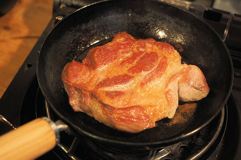 AOM（アオム）20cmで焼く分厚い豚肩ロースステーキ
