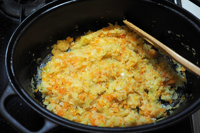 野菜をじっくり炒めてソフリットができました。