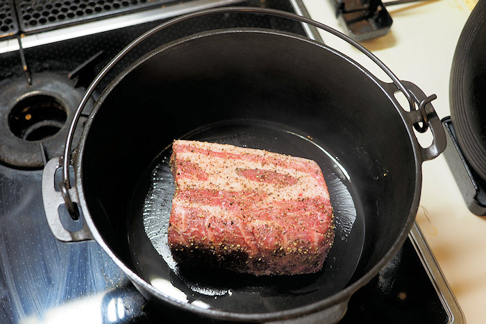 熱したダッチオーブンに豚肩ロースを投入。