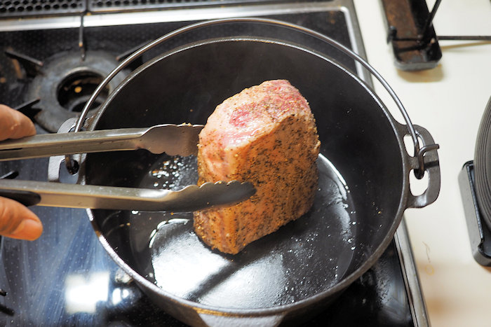 トングで掴みながら全面に焼き目をつけます。