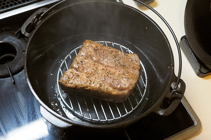 焼き目が付いたら焦げ付き防止網を入れて肉を乗せる。